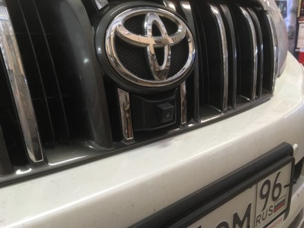 Видеокамера Фронтальная Toyota Land Cruiser Prado 150 (09-13) в решетку F213